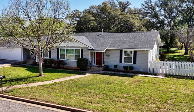 The Bayley House, The Bayley House - Large Home on 1/2 Acre in Llano