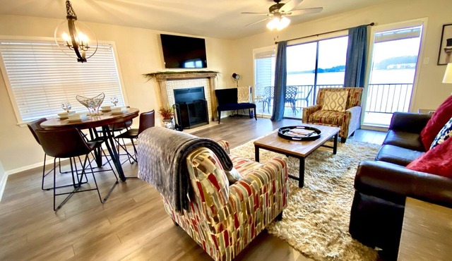 "The Bayliner" Lake Hamilton Condo: 2BR/2BA. Sleeps 6. Pool. Covered Boat Slip!