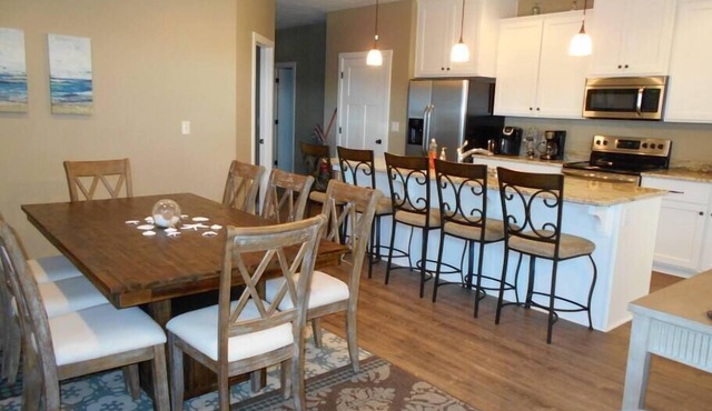 The Bayside V - Awesome 5 BR Bridges Bay Cabin backing to Community Pool!