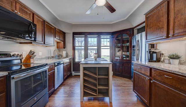 The Bayview Bungalow!: 5 Mins to Downtown