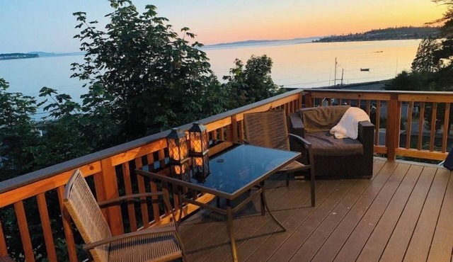 The Baywatch, a stones throw to Cottonwood Beach.