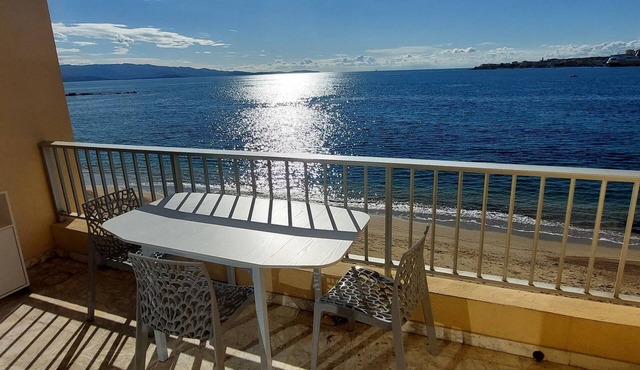 The beach at your feet, magnificent view of Ajaccio, for 2 people, air-conditioned
