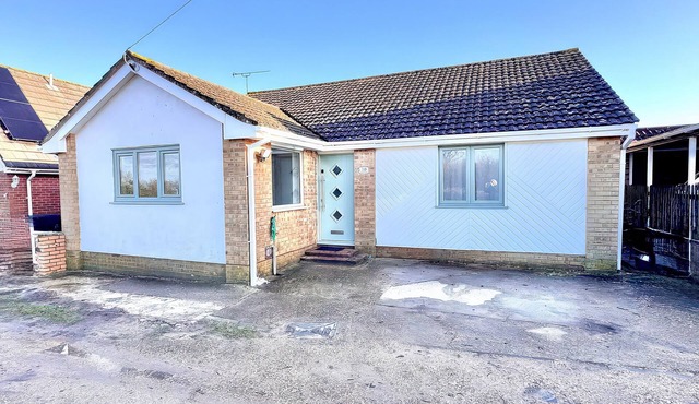 THE BEACH BUNGALOW, pet friendly, country holiday cottage in Fawley