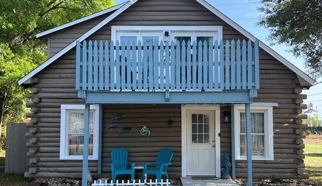 The Beach Cabin - 15 minutes from Navarre/Pensacola Beach Public Access!