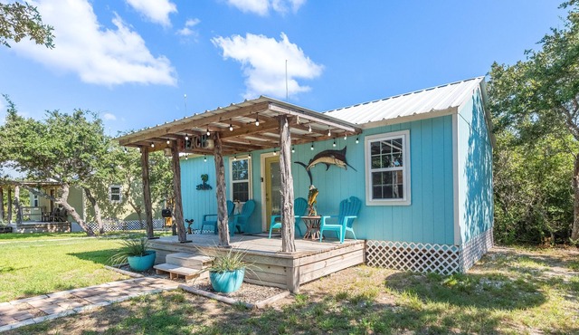 The Beach Cabin awaits! Nearby fishing, shopping, resturants, & the beach