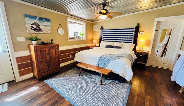 The Beach Comber - Private Room w/Pool & Hot Tub, Beach Comber - Private Room w/Pool & Hot Tub