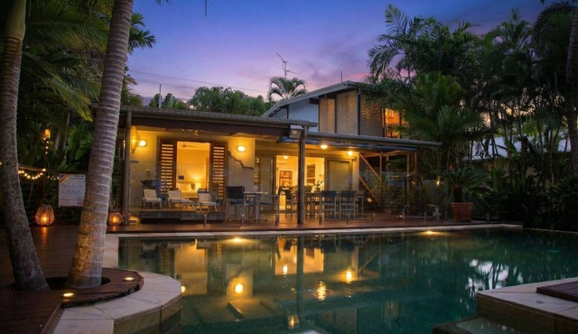 The Beach Cottage - Absolute Beachfront