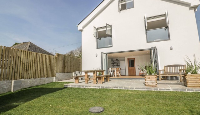 THE BEACH HALT, family friendly, with a garden in Perranporth