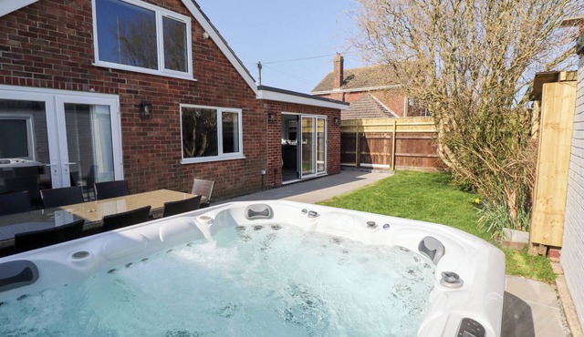 THE BEACH HAVEN, pet friendly, country holiday cottage in Mablethorpe