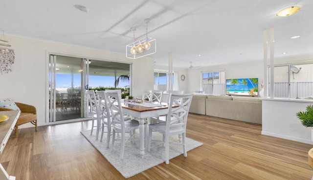 THE BEACH HOUSE - ABSOLUTE BEACHFRONT RETREAT