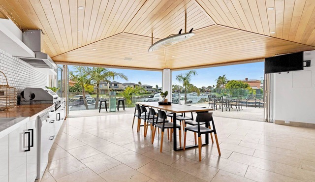 The Beach House: Waterfront with Boat Mooring