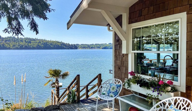 *THE BEACH HOUSE* Beautiful Puget Sound Waterfront Beach House Shelton