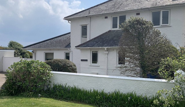 THE BEACH HOUSE CRICCIETH, family friendly, with hot tub in Criccieth