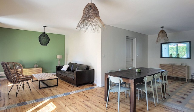 The Beach House holiday house 2 steps from the beach and shops