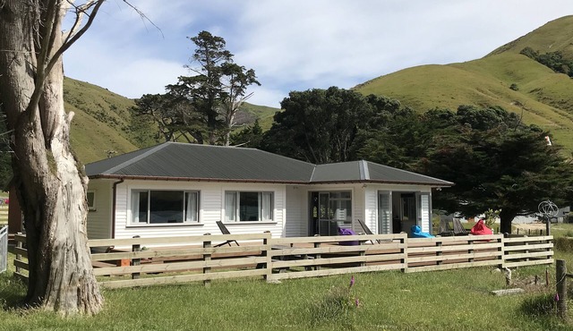 The Beach House Retreat – Serene Waterfront Island Luxury, Marlborough Sounds