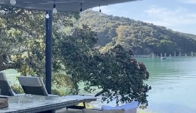 The Beach House - Russell - You can not get any closer to the water!