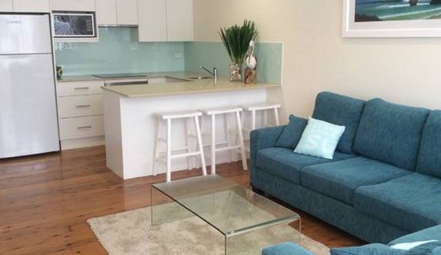 THE BEACH HOUSEncleann200m level walk to beachn4 bedroomsnsecure yard