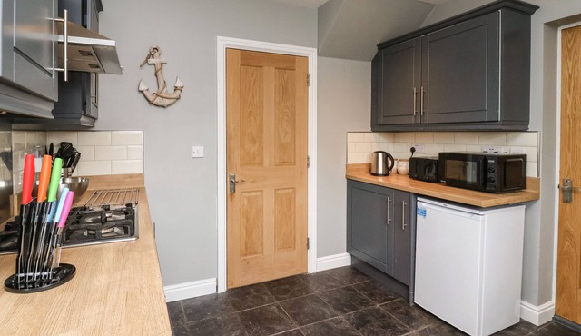 THE BEACH HUTS, pet friendly, with a garden in Hornsea