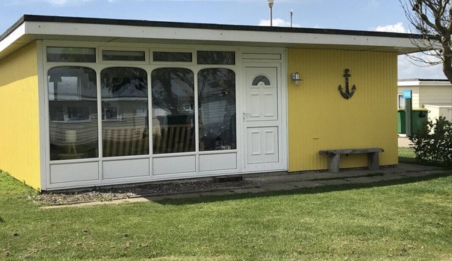 The Beach Huts - Yellow Seaside Chalet - Camber Sands