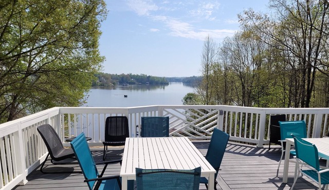 The Beach @ Lake Anna, Waterfront house with lots of room, sand volleyball, etc