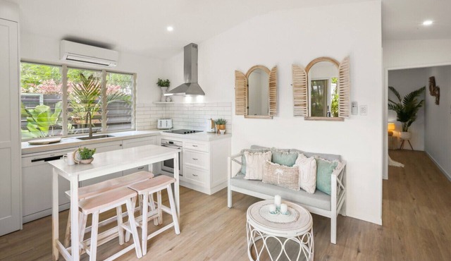 The Beach Nest- Cosy Beachside Escape | Balcony, Full Kitchen & Free Wi-Fi