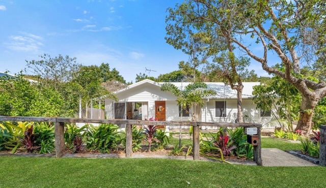 The Beach Shack – Stylish Coastal Retreat near Cylinder Beach