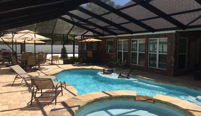 THE BEACH & SUN AWAITS~ Sleeps 20/6Beds/5Baths, Prv Pool & Spa, Volleyball/Pets