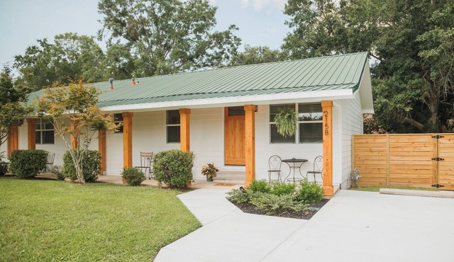 The Beachcomber B - 2 bedroom in Golf Cart District near beaches and downtown!
