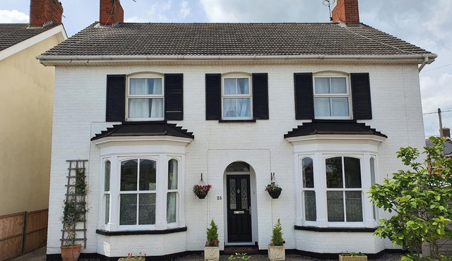 THE BEACHES, 23 TRUSTHORPE ROAD, pet friendly in Sutton-On-Sea