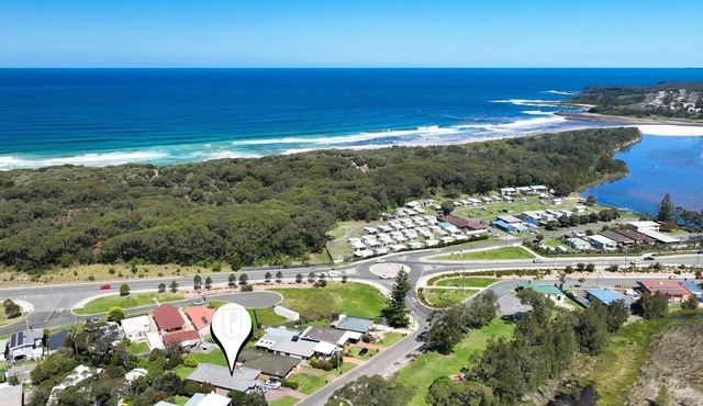 The Beachhouse @ Burrill - Your serene lake house retreat awaits