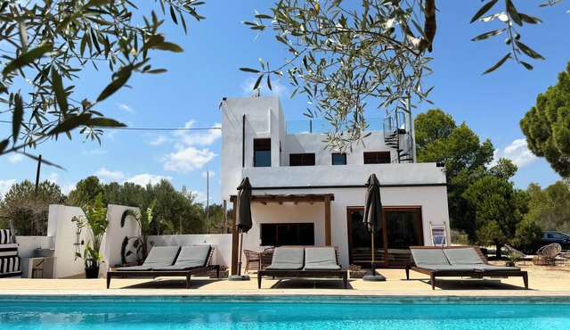 THE BEACHOUSE 100meters from the beach 'A stimulating essay in rustic modernism