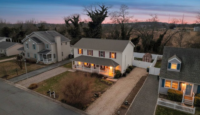 The BeachPlumC Retreat-2BR Home in Lewes-Mins to the Beach w/backyard and grill