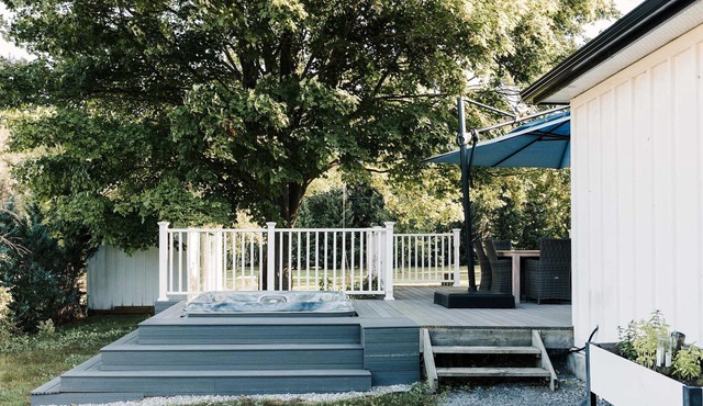 The Beachside Burrow - Next to Sandbanks w Hot Tub