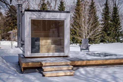 The Beachside Burrow - Next to Sandbanks w Hot Tub