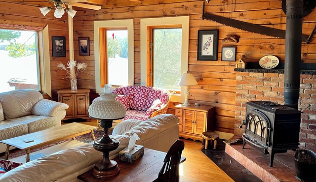 The Beacon - Lakefront Log Home for Families, a quiet summer or winter paradise!