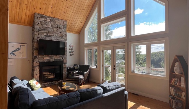 The Bear Cave Cottage on Little Kennisis Lake -Lake front fun, spacious property