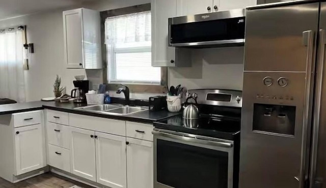 The Bear Cave w hot tub in the quaint village of Aurora