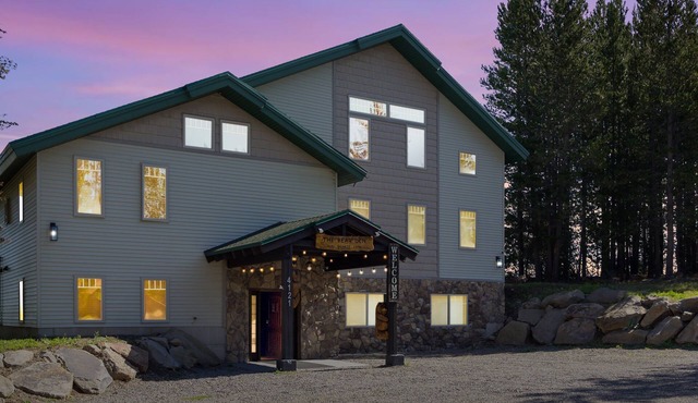 The Bear Den,9Br/8Ba,Sleeps 34,Hot tub,BBQ,Firepit,WIFI,20m 2 YNP,Mountain Views