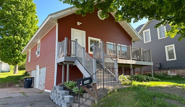 The Bear Den - Lovely 2 Bedroom 1 Bath home close to skiing, snowmobiling & more