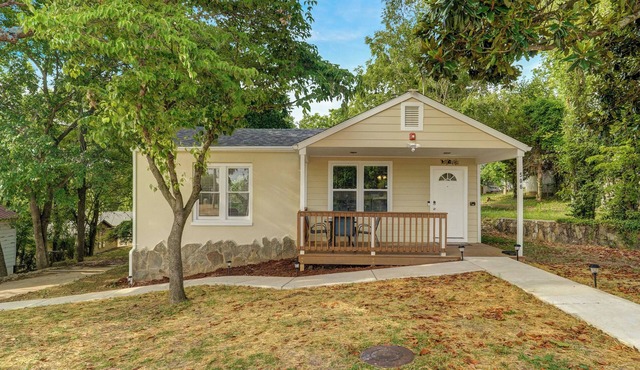 The Bear Den: Rehabbed Home Near the Branson Landing