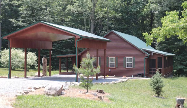 The Bear Den - Spacious Cabin with Covered Boat Storage 5 miles to Raystown Lake