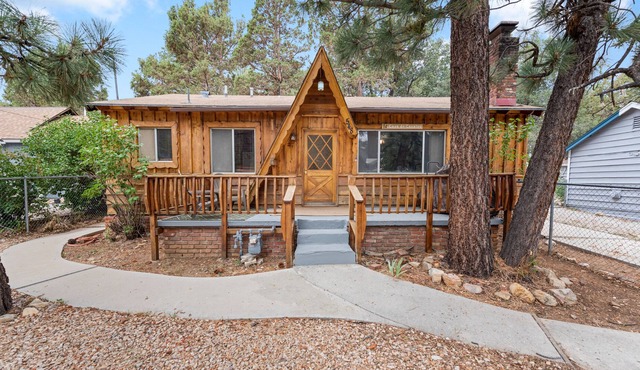 The Bear Escape - Mountain charm and is perfect for small family gatherings! Perfect getaway!