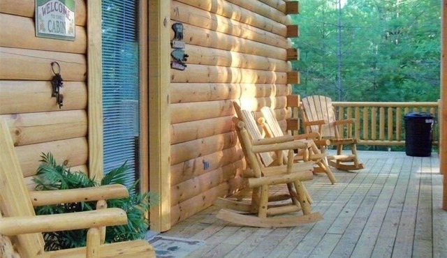 'The Bear's Den' , Secluded, Upscale Cabin, 3 BR, 2 BA