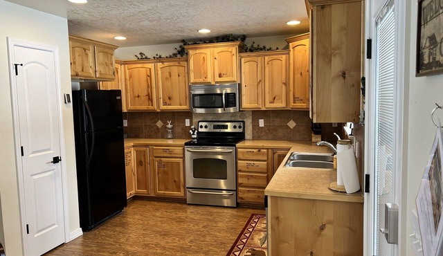 The Bears Den- A pet friendly, king bed cabin.