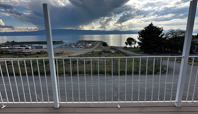 The Bears Den! Walking distance to beach, private day rental marina, 5 Bedroom