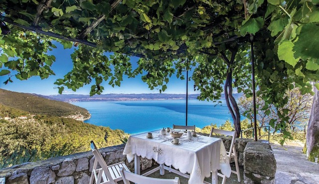 The beautiful view and peaceful surroundings are perfect reasons for choosing this vacation property