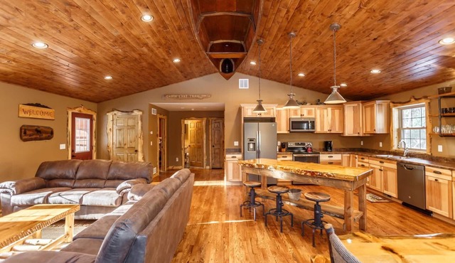 The Beautiful Whitetail Ridge-Luxury 5BR Cabin, Just minutes from downtown
