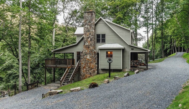 The Beaver Falls House: Tranquil 4-bedroom Home Overlooking River & Beaver Falls