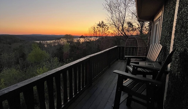 The Beaver Lake Escape - 5 mins to DT Rogers King Beds - Fireplace - Lake Views