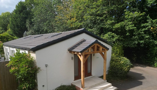 THE BEECHES, romantic, character holiday cottage in Norley